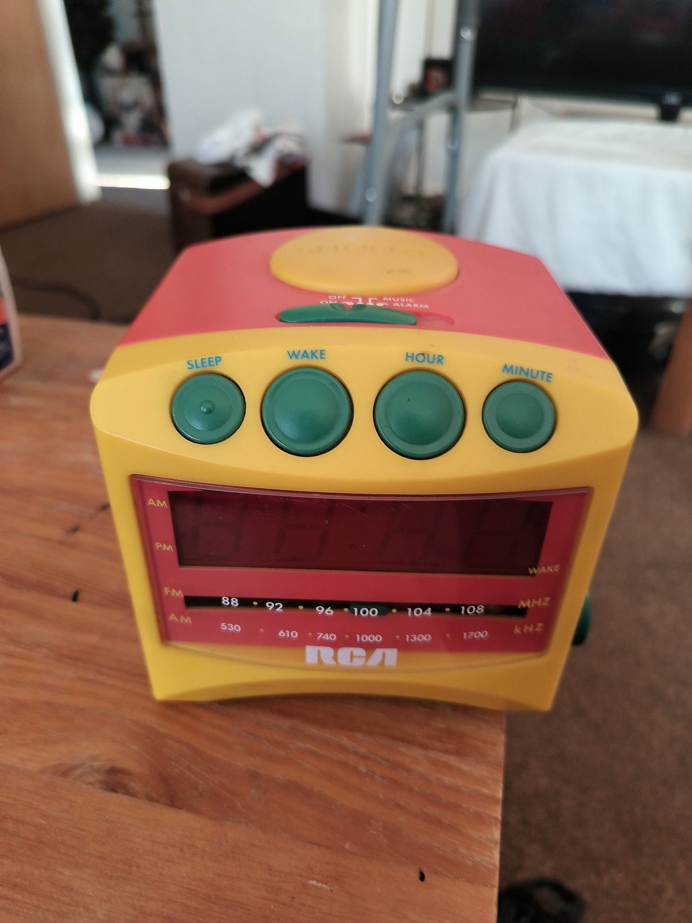 Vintage RCA Radio Yellow and Red Digital Alarm Clock Radio Am/FM Tested Works